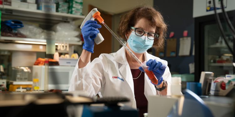 Dr. Lynn Schnapp in lab