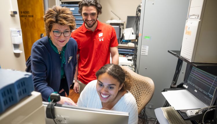 Dr. Mihaela Teordorescu talks with staff in her lab