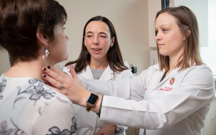 Dr. Erin Fouch mentors a UW internal medicine resident in clinic