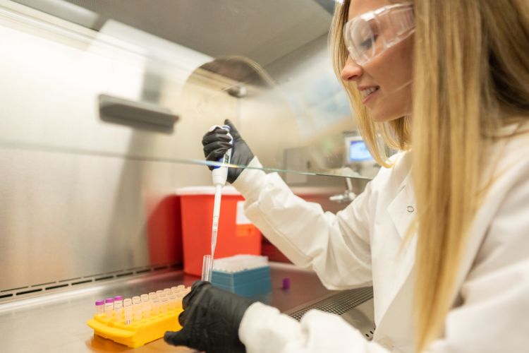 Olivia Deering at the bench in Dr. Cindy Carlsson's lab
