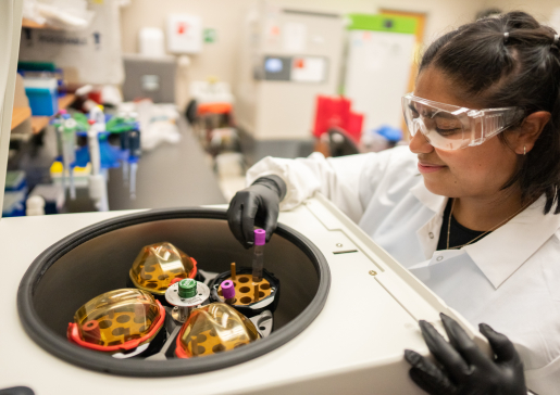 A researcher in Dr. Carlsson's lab